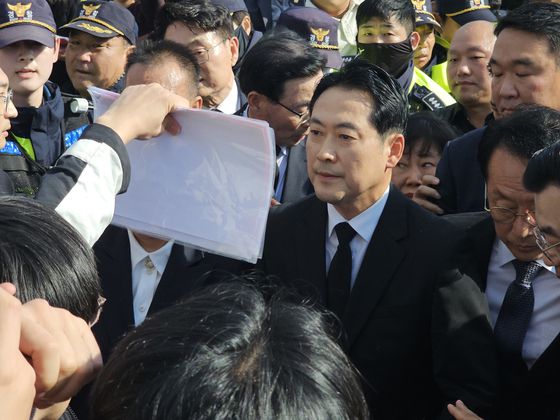 장동혁 국민의힘 대표가 지난 9월 16일 서울 여의도 국회에서 열린 신임 대변인단 임명장 수여식에서 최보윤·박성훈 수석대변인을 비롯한 대변인단에게 임명장을 수여 후 기념촬영 하고 있다. 연합뉴스