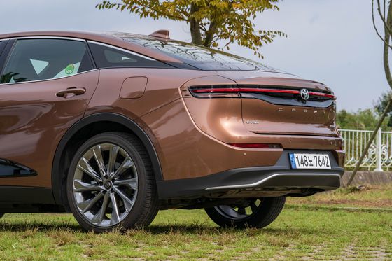 기어 레버가 운전대에 달린 현대 그랜저 하이브리드.