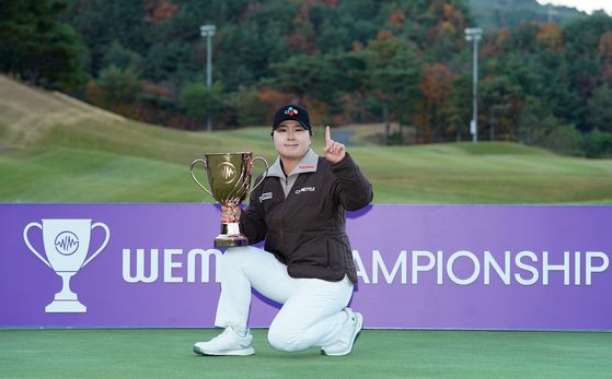 올해 KLPGA 투어 상금왕 홍정민이 16일 끝난 위믹스 챔피언십 정상을 밟았다. 우승 상금 3억원을 보태 올 시즌에만 대회 상금으로 16억원을 넘게 벌어들였다. 사진 스포츠닷