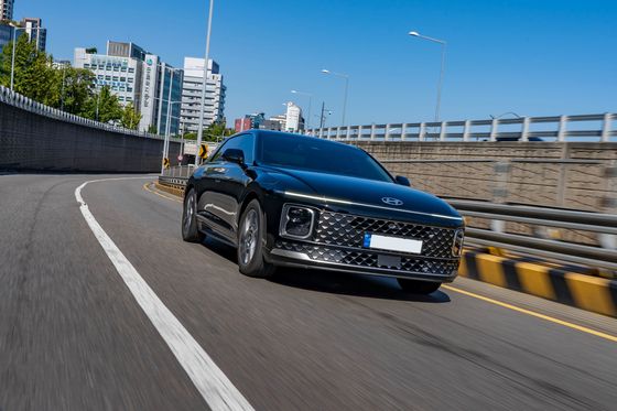 토요타 크라운 하이브리드.