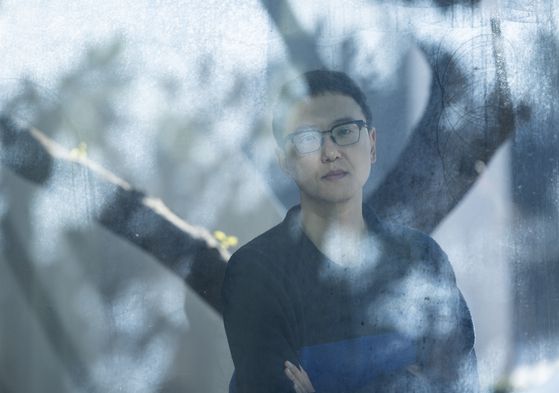 송희구 작가는 1회에 문화센터 강연자로 특별출연한다. "출연 계획은 촬영 2주 전 쯤 잡혔는데, 다행히 쉬운 역할이 걸렸어요. 감독님이 섬세히 디렉팅해주셔서 찍을 땐 전혀 긴장이 안됐습니다." 그는 만약 시즌 2가 나오면 단역이 아닌 조연으로 나가고 싶은 꿈이 있다"고도 했다. 권혁재 사진전문기자