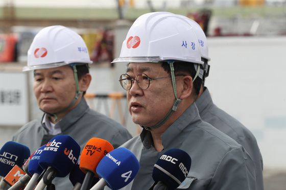 권명호 한국동서발전 사장이 지난 13일 울산화력본부 보일러 타워 붕괴사고 현장 앞에서 입장을 밝히고 있다. 사진 뉴스1