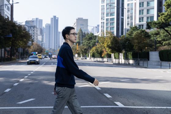 송희구 작가는 아침에 일어나서 책을 읽고, 아이를 학교에 보낸 후 자유시간을 누리는 일상을 보내고 있다. "소설을 쓰기 시작하며 책을 정말 많이 읽었어요. 강남역 근처 서점을 자주 가는데, 도심의 분위기가 어떤지, 어떤 곳이 생겼다 사라지는지 보는 것도 좋아합니다." 권혁재 사진전문기자