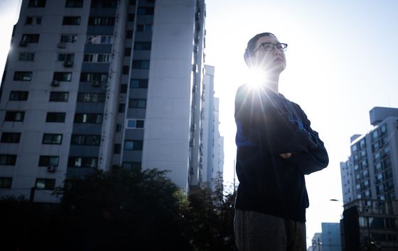 '김부장 이야기' 속에서 부동산 투자를 병행하며 회사생활을 하는 송과장은 송희구 작가의 자전적 경험을 녹여낸 인물이다. 작가는 "송과장은 내 이상적인 페르소나에 가깝다"며 "정대리와 권사원의 모습은 나의 과거이기도 하다. 회사생활을 하며 누구나 한 번쯤 느낄 법한 감정들을 인물들에 나눠 담았다"고 했다. 권혁재 사진전문기자