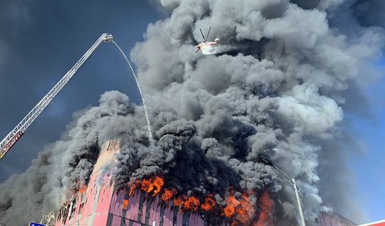 이랜드 물류창고 화재 이틀째인 16일 충남 천안 이랜드패션 물류센터 창고가 날이 밝으면서 화재 흔적이 고스란히 드러났다. 소방당국은 대응1단계를 유지한 채 화재 진압을 이어가고 있다. 뉴스1
