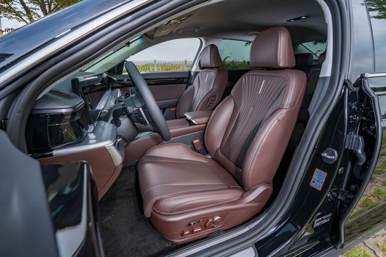 토요타 크라운 하이브리드 운전석.