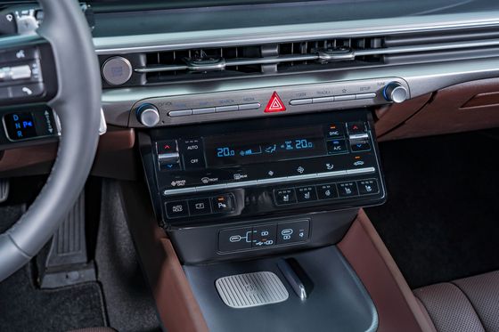 전통적 로브 기어의 토요타 크라운 하이브리드.