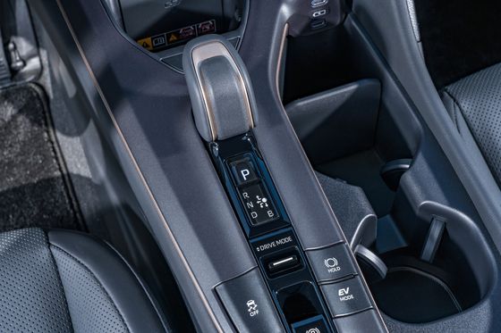 현대 그랜저 하이브리드(왼쪽)와 토요타 크라운 하이브리드.