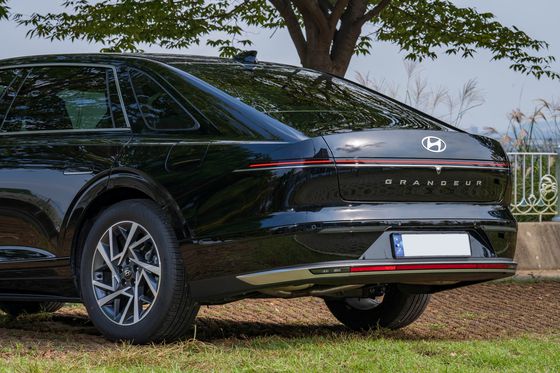 토요타 크라운 하이브리드.