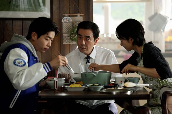 드라마 '김부장 이야기'. 왼쪽부터 김부장의 아들 김수겸(차강윤), 김부장(류승룡), 김부장의 아내 박하진(명세빈)이다. 사진 SLL, 드라마하우스, 바로엔터테인먼트