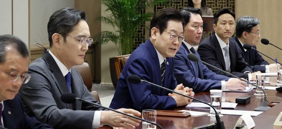 이재명 대통령이 16일 서울 용산 대통령실에서 한미 관세협상 후속 관련 민관 합동회의에서 국민의례를 하고 있다. 이 날 회의에는 이재용 삼성전자 회장과 최태원 SK그룹 회장, 정의선 현대자동차 그룹 회장, 구광모 LG그룹 회장, 정기선 HD현대 회장, 서정진 셀트리온 회장, 여승주 한화그룹 부회장 등 기업인 7명이 참석했다. 2025.11.16 대통령실사진기자단 매일경제 김호영