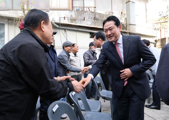 장동혁 국민의힘 대표와 송언석 원내대표를 비롯한 의원들이 17일 오전 서울 용산구 전쟁기념관 앞에서 열린 대장동 항소포기 외압 진상규명 국정조사 촉구 기자회견에서 규탄 구호를 외치고 있다. 뉴스1