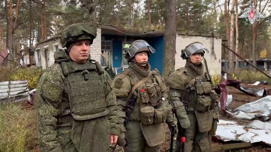 14일 러시아 서부 크루스크 지역의 지뢰제거 작업에 투입된 북한 공병부대원. [로이터=연합뉴스]