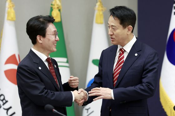 박주민, 천준호 더불어민주당 의원과 서울시의원들이 16일 서울 송파구 잠실선착장 인근 한강버스 중단 사고 현장을 살피며 운항 전면 중단을 촉구하고 있다. 뉴스1