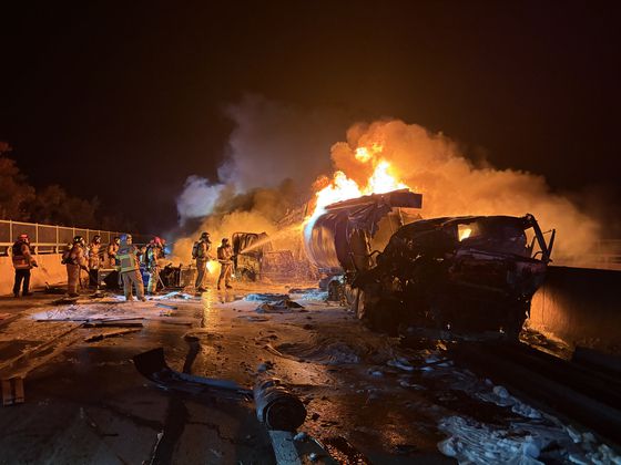 17일 오전 3시 10분쯤 경북 영천시 신녕면 상주영천고속도로 상주 방면 93.6㎞ 지점에서 26톤 탱크로리 차량이 앞서가던 화물차들을 잇달아 추돌하고 불이나 소방 당국이 진화하고 있다.   이 사고로 2명이 심정지 상태로 병원에 옮겨지고 4명이 경상을 입었으며, 유조차 등 차량 3대가 전소했다. 사진 경북소방본부