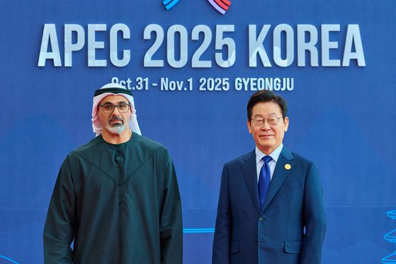 위성락 대통령실 국가안보실장 등 대통령실 참모진들이 남아공 G20 정상회의 참석을 위해 출국하는 이재명 대통령 수행을 위해 17일 성남 서울공항에서 공군 1호기로 이동하고 있다. 전민규 기자