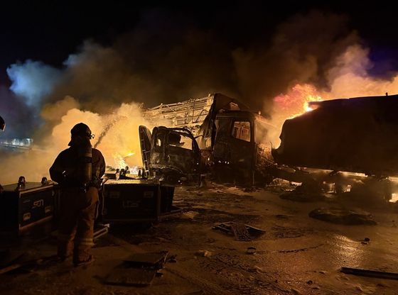 17일 오전 3시12분께 상주영천고속도로 양방향에서 대형 교통사고로 화재가 발생한 가운데 당국이 사고 수습을 하고 있다. 연합뉴스