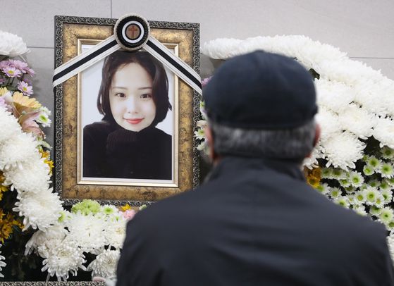 고(故) 이예람 중사 성추행 가해자의 1심 선고 공판이 열린 2021년 12월 17일 경기도 성남시 분당구 국군수도병원 장례식장에서 이 중사의 아버지가 영정 사진을 바라보고 있다. 이날 성추행 가해자 장모 중사는 1심에서 징역 9년의 실형을 선고받았다. 뉴스1