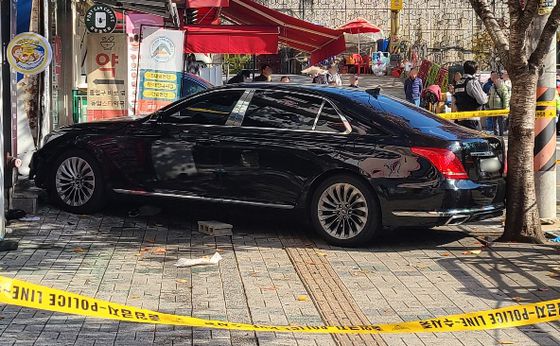 18일 인천에서 70대 운전자가 몰던 승용차가 인도로 돌진한 사고 현장. 사진 인천소방본부