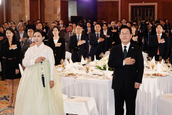 이재명 대통령과 김혜경 여사가 17일 아랍에미리트 아부다비에서 열린 동포만찬간담회에 참석해 화동에게 꽃다발을 받고 있다. 전민규 기자