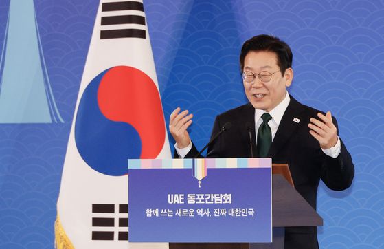 이재명 대통령과 김혜경 여사가 17일 아랍에미리트 아부다비에서 열린 동포만찬간담회에 참석해 국민의례를 하고 있다. 전민규 기자