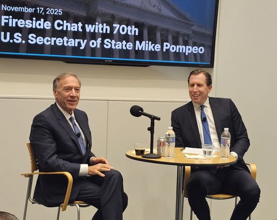 마이크 폼페이오 전 미국 국무장관(왼쪽)이 17일(현지시간) 미국 워싱턴 DC 인근 발로파크 콘퍼런스룸에서 법무법인 대륙아주가 주최한 공개 대담에서 발언하고 있다. 워싱턴=김형구 특파원