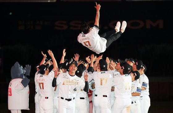 추신수 SSG 랜더스 구단주 보좌역 겸 육성총괄이 지난 6월 14일 인천 SSG랜더스필드에서 열린 자신의 은퇴식에서 동료들로부터 헹가래를 받고 있다. 사진 SSG 랜더스=뉴스1