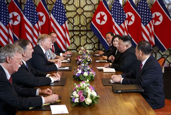 2019년 2월 28일 베트남 하노이에서 열린 북ㆍ미 정상회담에서 도널드 트럼프 미국 대통령(왼쪽 세 번째)과 김정은 북한 국무위원장(오른쪽 두 번째)이 대화하고 있다. 당시 미 정부를 대표해 마이크 폼페이오 국무장관(왼쪽 두 번째), 존 볼턴 국가안보보좌관(왼쪽)이 회담에 배석했다. AP=연합뉴스