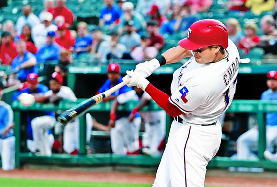 텍사스 추신수가 지난 2019년 5월 1일(현지시간) 피츠버그전 1회 말 선두 타자로 나와 안타를 치고 있다. AP=연합뉴스