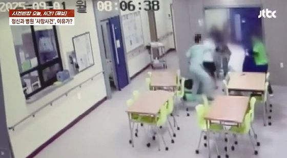 지난 9월 1일 경기도 화성의 한 정신병원에 입원하던 중 60대 보호사를 폭행해 숨지게 한 40대 남성. JTBC ‘사건반장’ 캡처