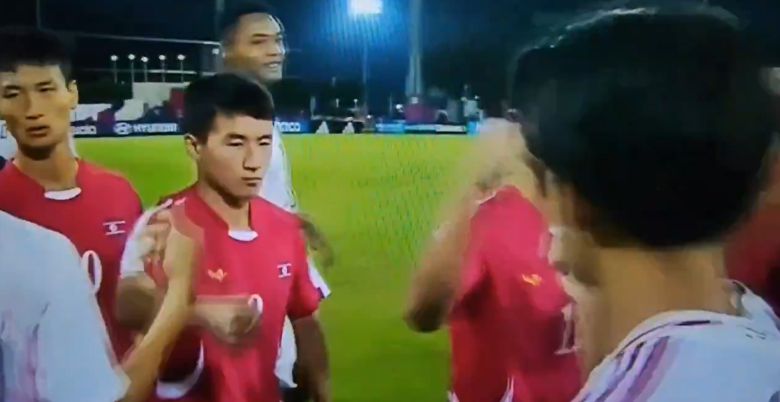 북한 17세 이하 축구대표팀 선수들이 17세 이하 월드컵 일본과 16강전을 앞두고 주먹질하듯 하이파이브를 했다. 사진 SNS 캡처