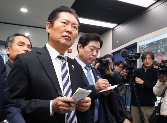 정청래 더불어민주당 대표가 19일 대구 수성구 수성알파시티를 찾아 입주기업인 스피어AX 융복합관제센터에서 인공지능 기반 지능형 CCTV에 대한 설명을 듣고 있다. 뉴스1