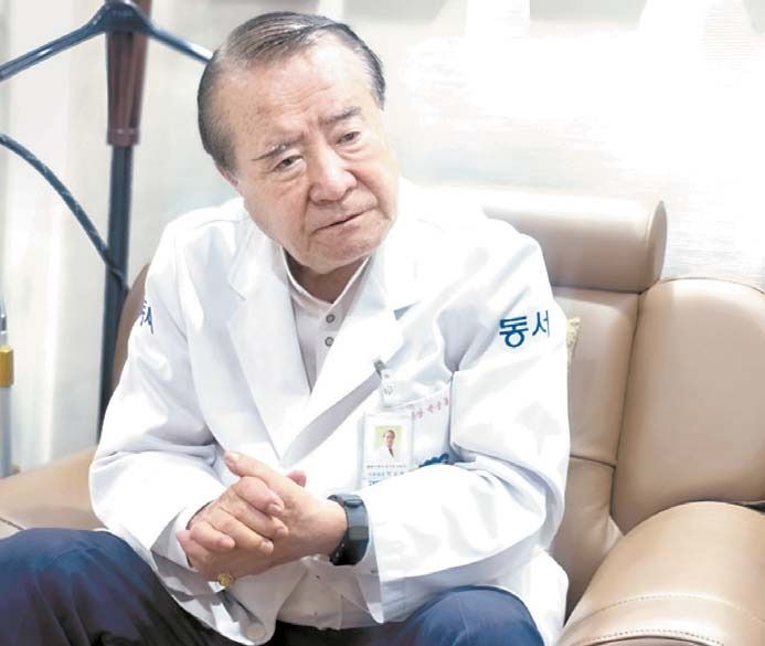 1세대 한의사 박상동 동서한방병원 원장이 57년 진료 경험을 바탕으로 호흡기 건강 보조식품 ‘청기폐’를 선보였다.  [사진 동서한방병원]