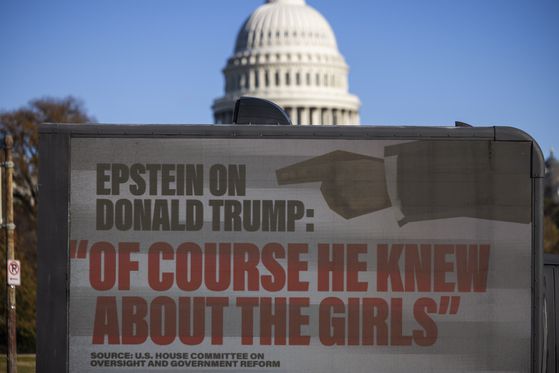 미국 워싱턴 의사당 앞에 엡스타인의 이메일에서 확인된 도널드 트럼프 대통령과 관련한 문장을 내건 트럭이 항의의 차원으로 주차돼 있다. EPA=엽합뉴스