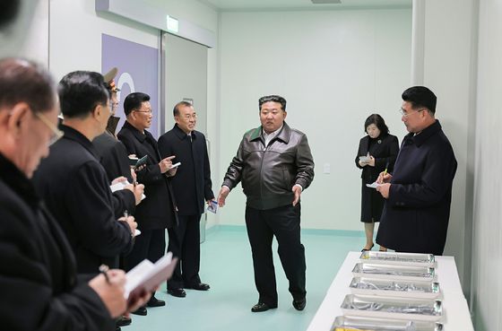 북한 노동당 기관지 노동신문은 20일 김정은 당 총비서가 참석한 가운데 "당의 웅대한 지방 발전 강령을 전망적으로 확대 추진하는데 있어서 또 하나의 괄목할 성과로 되는 '지방발전 20x10 정책' 강동군병원 준공식이 11월 19일 성대히 진행됐다"고 보도했다. 노동신문, 뉴스1