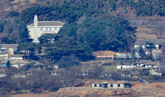 경기도 파주시 오두산 통일전망대에서 바라본 북한 황해북도 개풍군 마을 모습. 뉴스1