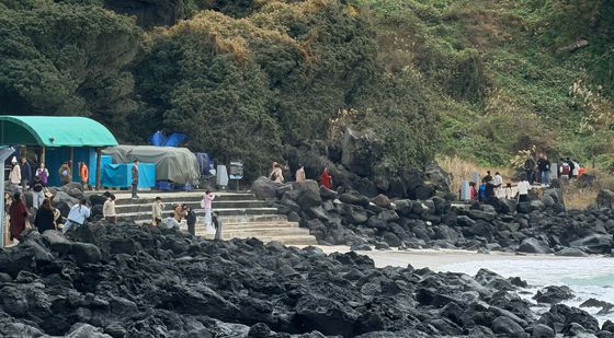 19일 오후 제주시 애월읍 한담해안산책로를 걷고 있는 관광객들. 최충일 기자