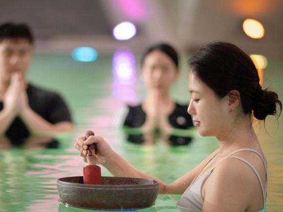 WE호텔 웰니스센터에서 제주 겨울 웰니스 관광을 즐기는 관광객들. 사진 제주관광공사