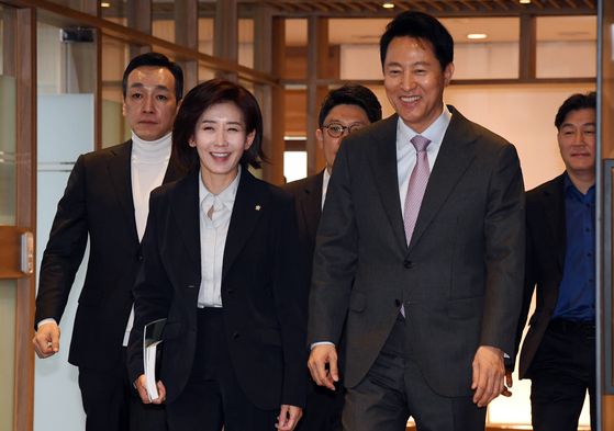 국민의힘 나경원 의원이 20일 서울 여의도 국회 의원회관 자신의 의원실에서 '국회 패스트트랙 충돌' 1심 선고 관련 기자 간담회를 하고 있다. 연합뉴스