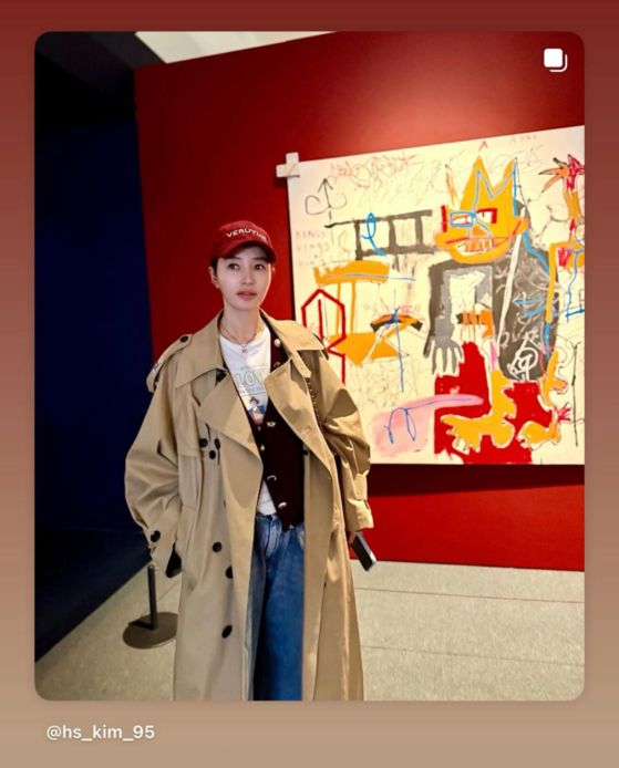바스키아 'A-One의 초상, 일명 왕' 앞에 선 배우 김혜수 씨. 사진 인스타그램