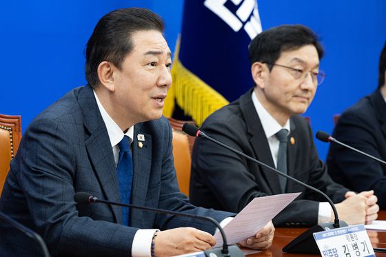 김병기 더불어민주당 원내대표가 25일 서울 여의도 국회에서 열린 APEC 성과확산 및 한미관세협상 후속지원위원회 출범식 및 1차 회의에서 모두 발언을 하고 있다. 뉴스1