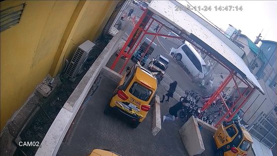 24일 오후 제주시 우도에서 발생한 승합차 돌진 사고 순간 폐쇄회로(CC)TV 캡쳐. 벽면 충돌 전에도 이미 앞부분이 많이 파손된 모습이다. [사진 독자]