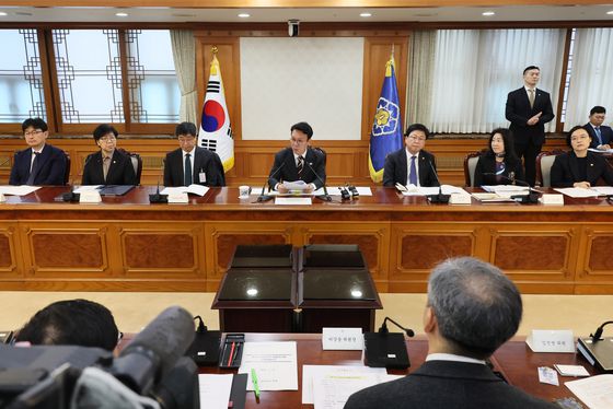 김민석 국무총리가 25일 서울 종로구 정부서울청사에서 열린 미세먼지특별대책위원회를 주재하고 있다. 연합뉴스