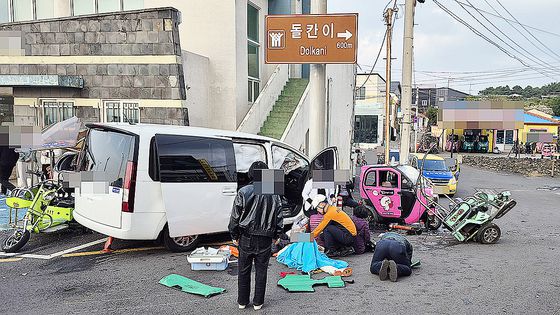 지난 13일 오전 10시 55분께 경기 부천시 오정구 원종동 제일시장에서 주행 중인 트럭이 상점 앞으로 돌진하는 사고가 났다. 이 사고로 심정지 3명 등 21명이 병원으로 옮겨졌다. 연합뉴스