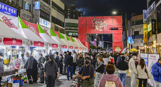 2025 원주만두축제가 24일 원주 중앙동 전통시장 및 문화의거리, 원일로 일대에서 개막했다. 축제장에 선보인 각종 만두가 관람객들의 눈길을 끌며 축제장이 인파로 북적거리고 있다. 축제는 26일까지 라이브 쿠킹쇼, 만두쿠킹클래스, 만두경연대회, 만두빚기체험 등 남녀노소가 즐길 수 있는 다채로운 축제 프로그램이 이어진다. 연합뉴스
