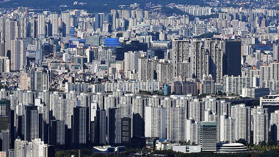 지난달15일 경기 광주시 남한산성에서 내려다본 서울의 아파트 단지 모습. 뉴스1