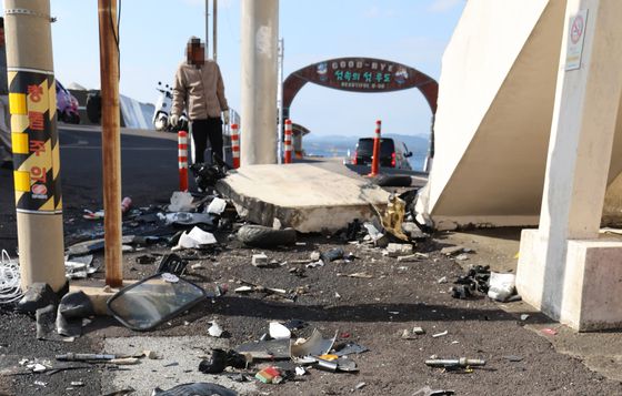 렌터카 승합차 돌진 사고 발생 이틀이 지난 26일 오전 제주시 우도면 우도 천진항 사고 현장에서 렌터카 업체 관계자들이 피해 차량을 정리하고 있다. 연합뉴스