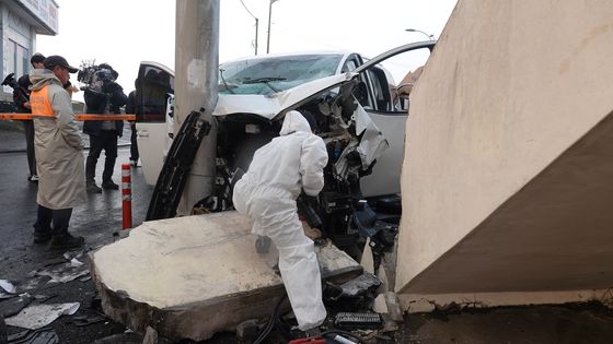지난 25일 제주경찰청과 도로교통공단, 국립과학수사연구소 제주분원 등이 전날 제주시 우도면 천진항 인근에서 발생한 승합차 돌진사고 현장에서 합동 감식을 진행하고 있다. 뉴스1