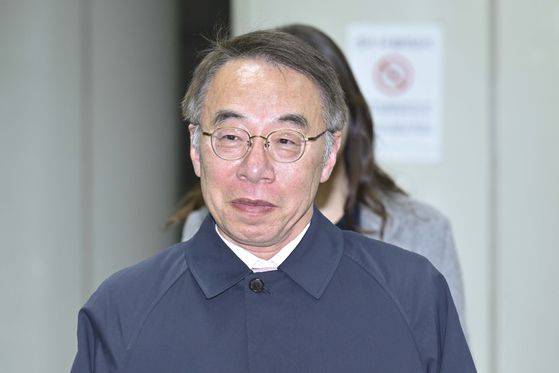 임종헌 전 법원행정처 차장이 27일 서울고등법원에서 직권남용 권리행사 방해 혐의 사건 항소심 선고공판을 마친 뒤 청사를 떠나고 있다. 연합뉴스