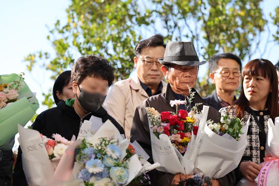 지난달 28일 오후 광주 동구 광주고등법원 앞에서 '청산가리 막걸리 살인 사건'의 피고인이 사건 발생 16년 만에 재심에서 무죄를 선고 받고 기자회견을 열고 있다. 뉴스1
